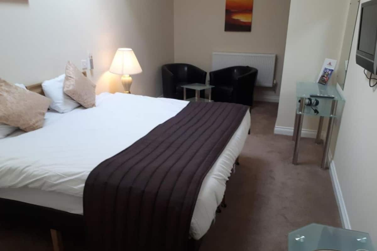 Standard Double Room (Without Window) | Desk, iron/ironing board, WiFi, bed sheets