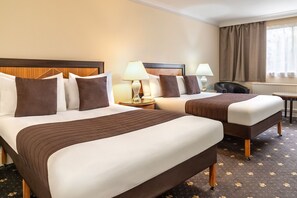 A hotel room with two beds, a desk, and a chair. - Britannia Aberdeen Hotel (Aberdeen)