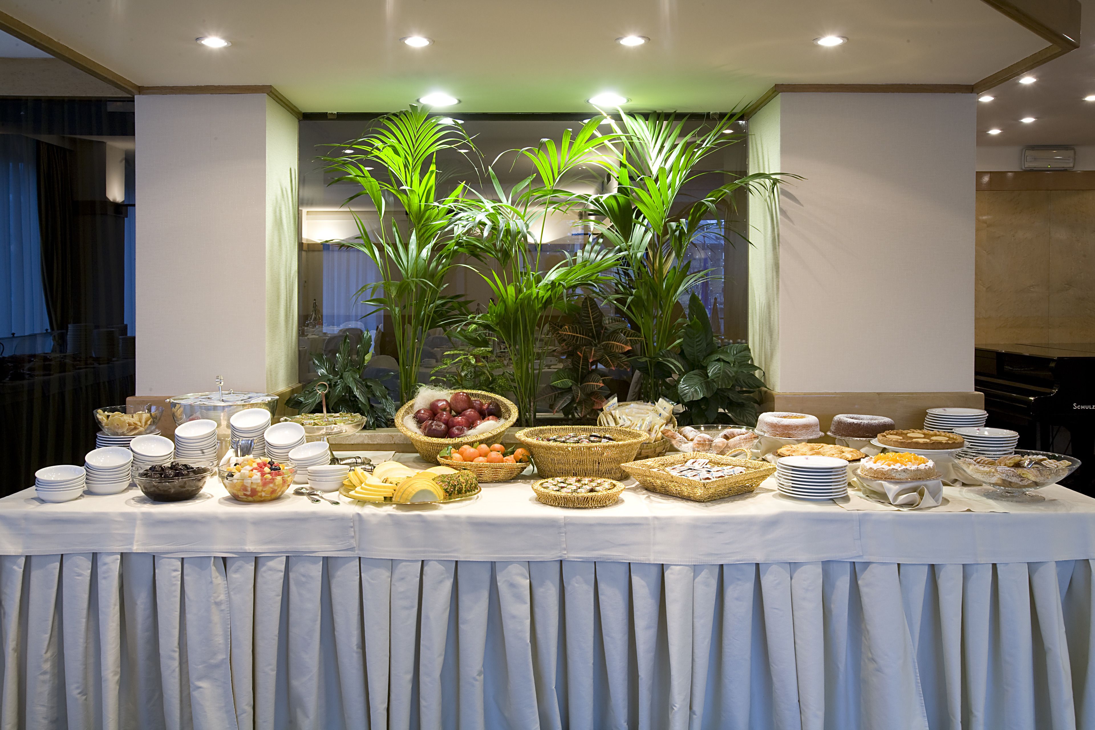 Una mesa de buffet con diversos alimentos y una decoración floral.