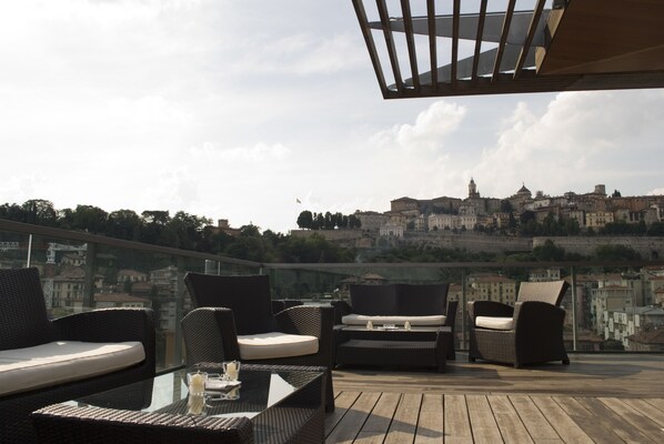 Lunch and dinner served, international cuisine