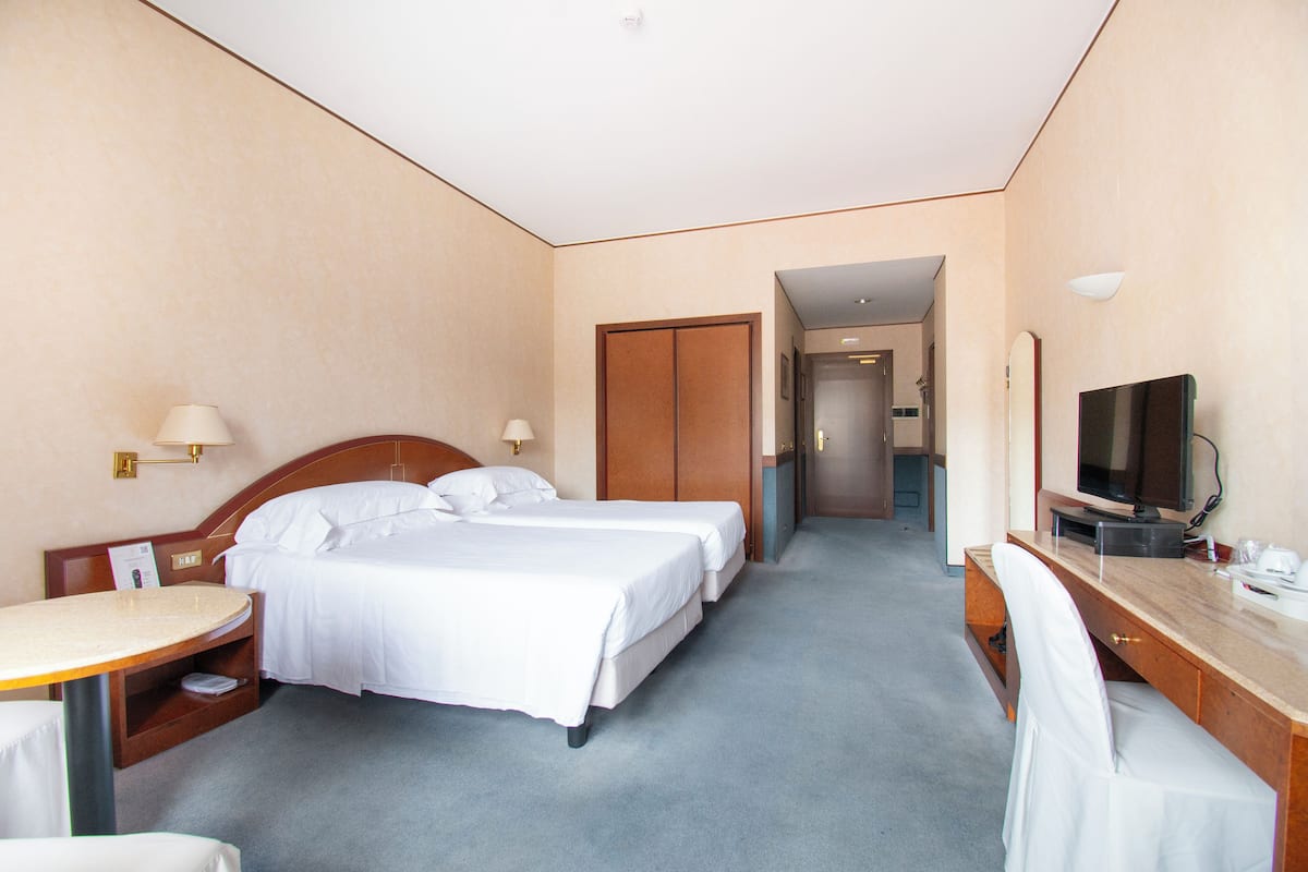 Deluxe Twin Room | Down comforters, minibar, in-room safe, desk