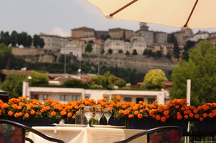 Lunch and dinner served, international cuisine