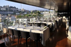 Lunch and dinner served, international cuisine