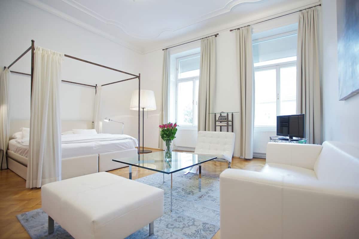 Hochwertige Bettwaren, Minibar, Zimmersafe, individuell dekoriert