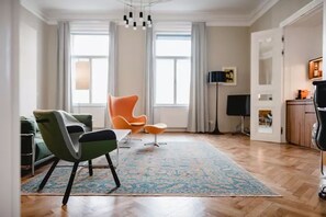 Suite XXL - United Nations Suite | Luxe beddengoed, een minibar, een kluis op de kamer
