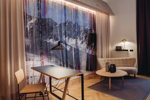 Deluxe kamer (Large) | Luxe beddengoed, een minibar, een kluis op de kamer