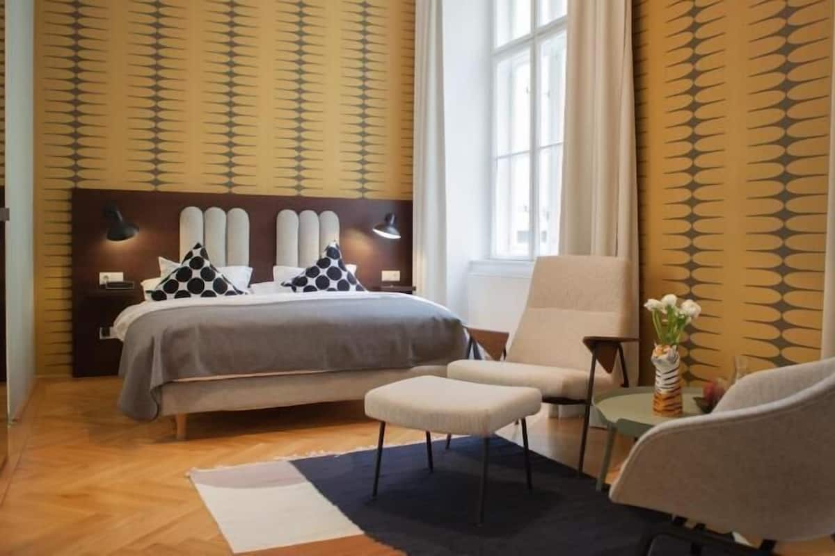 Hochwertige Bettwaren, Minibar, Zimmersafe, individuell dekoriert