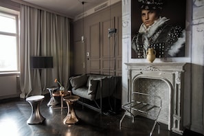 Deluxe kamer (Large) | Luxe beddengoed, een minibar, een kluis op de kamer