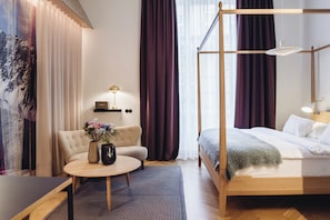 Deluxe kamer (Large) | Luxe beddengoed, een minibar, een kluis op de kamer