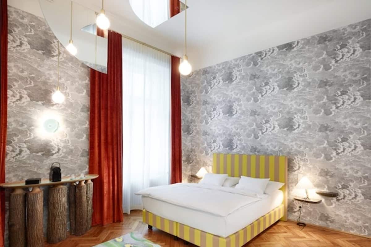 Suite Medium | Premium bedding, minibar, in-room safe, individually decorated
