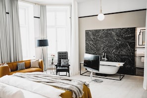 Roupas de cama premium, frigobar, cofres nos quartos