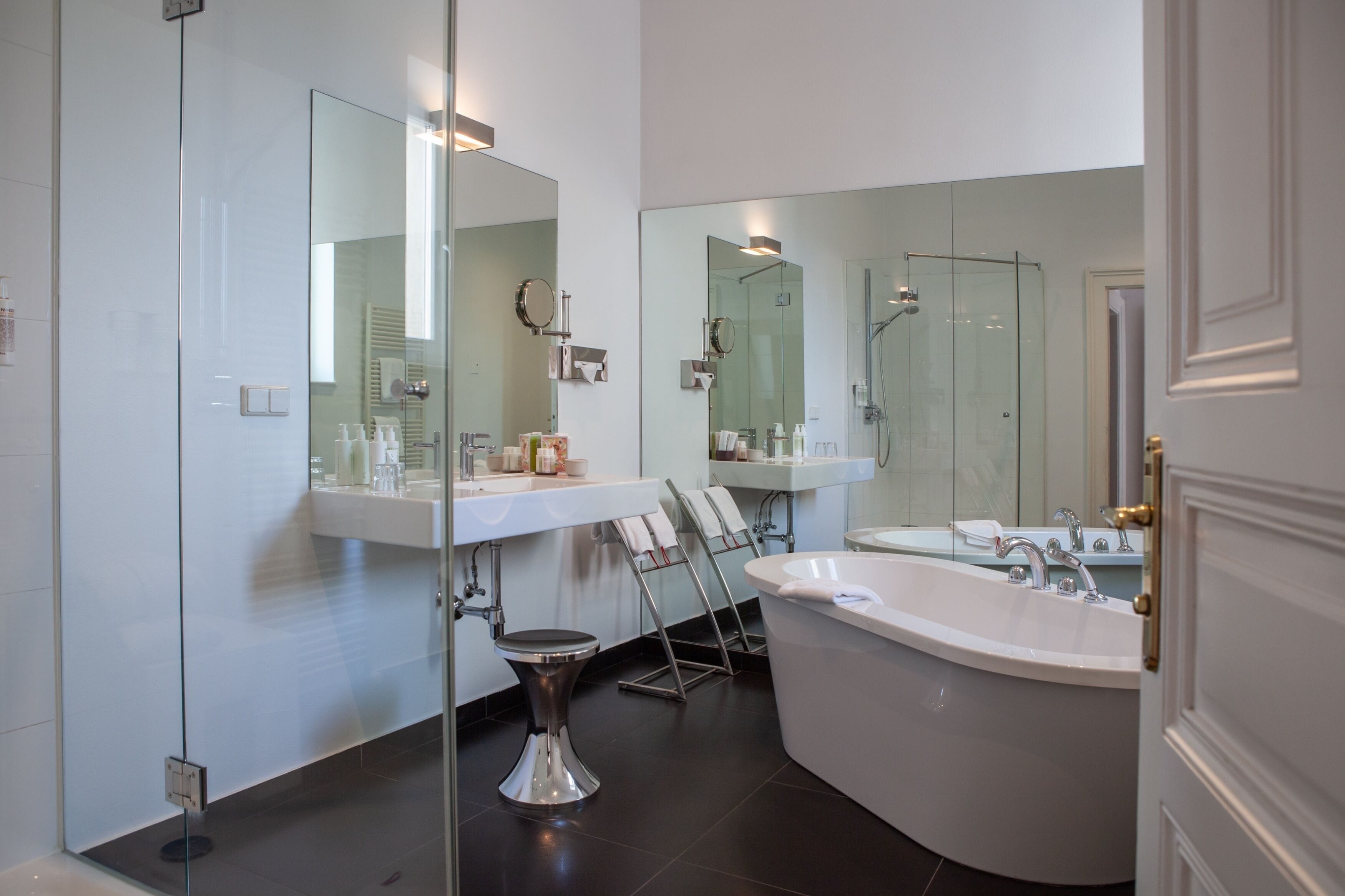 Suite Large | Hochwertige Bettwaren, Minibar, Zimmersafe, individuell dekoriert