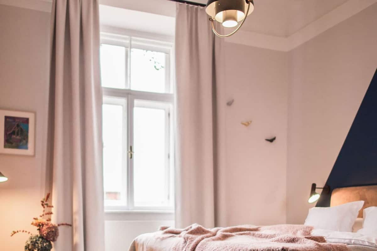 Hochwertige Bettwaren, Minibar, Zimmersafe, individuell dekoriert