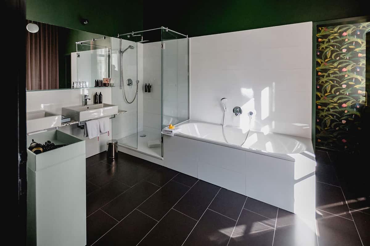grete wiesenthal suite xxl | bathroom | free toiletries, hair dryer, bathrobes, slippers