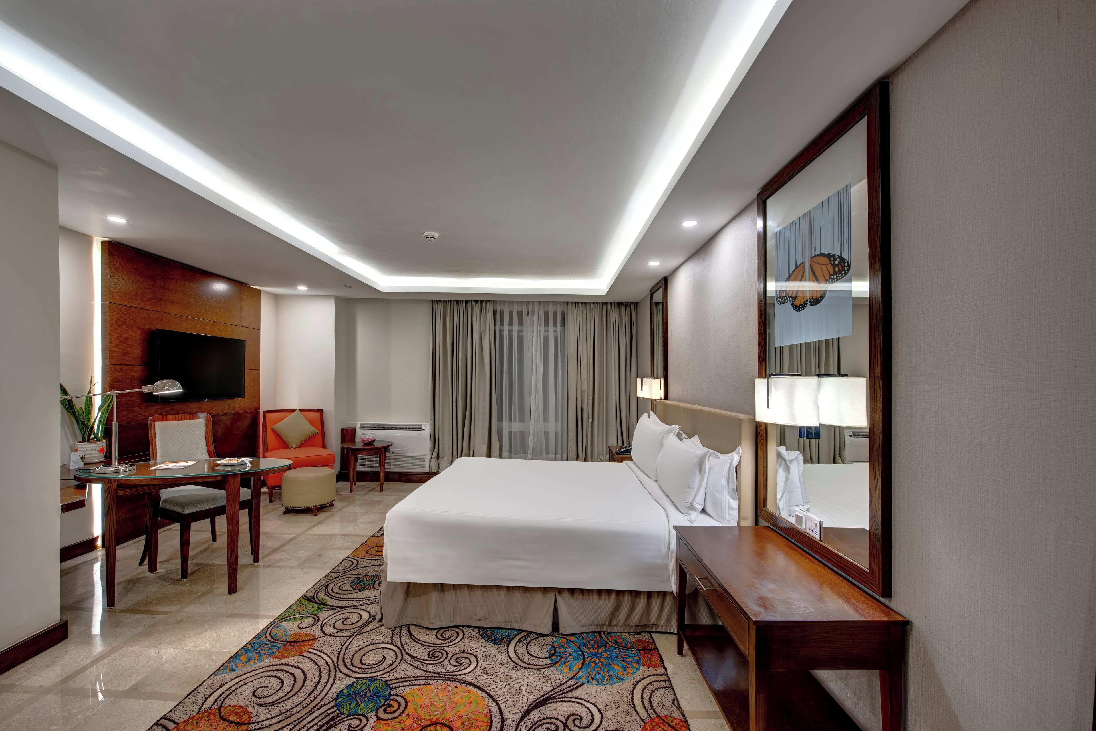 Suite ejecutiva, 1 habitación, lanai, vista a la montaña | Minibar, caja de seguridad en la habitación y escritorio 