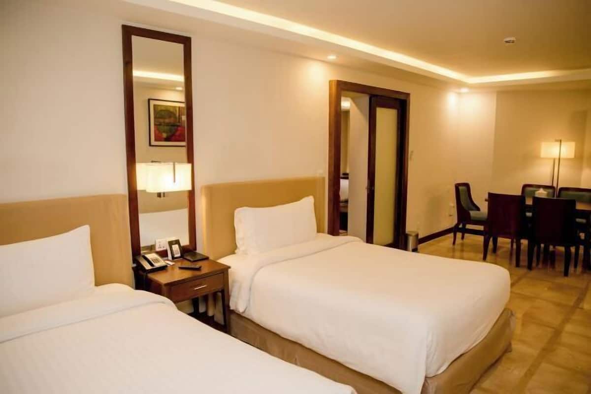 Minibar, Zimmersafe, Schreibtisch, laptopgeeigneter Arbeitsplatz