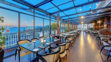 3 restauranter; serverer morgenmad, frokost og pakistanske retter