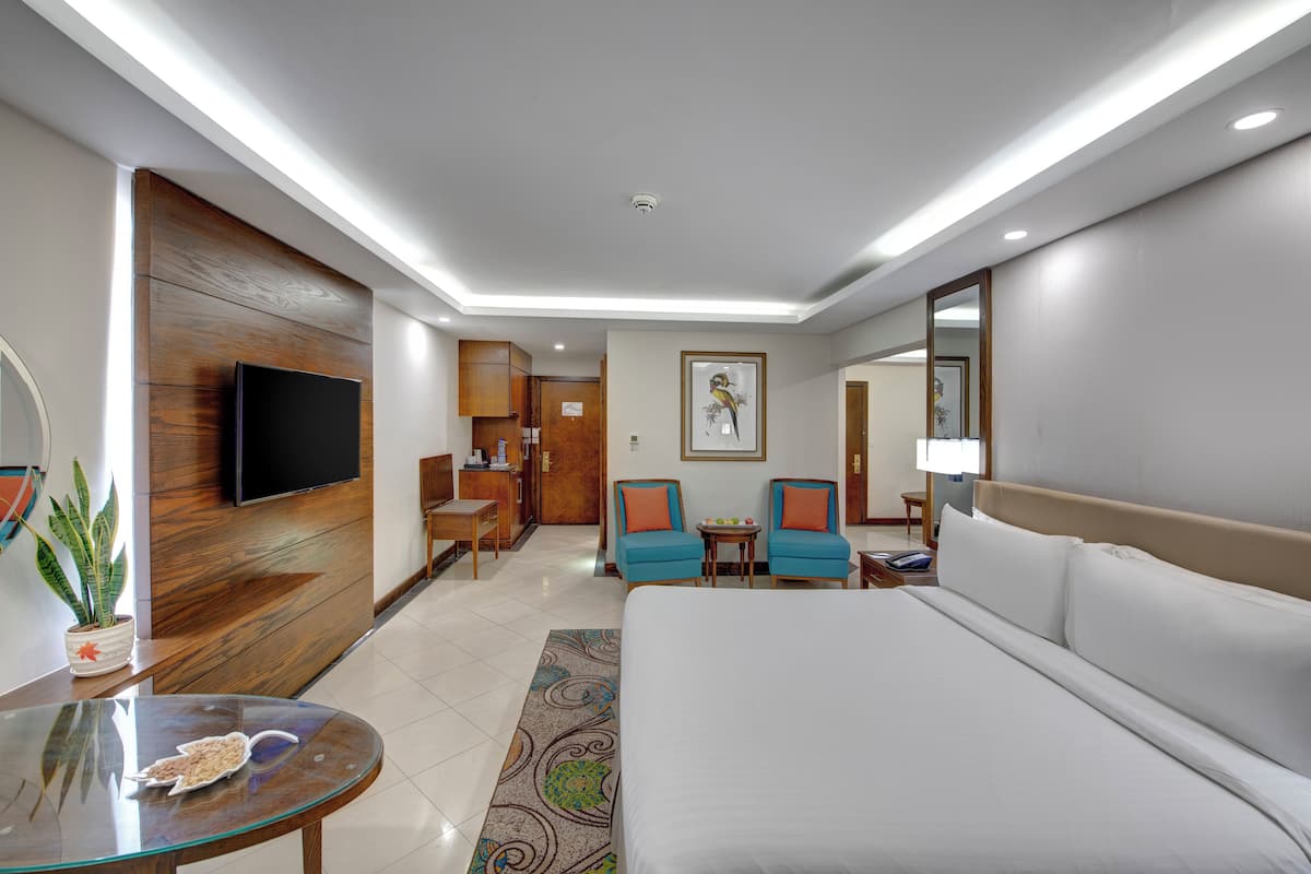 Junior Suite | Minibar, in-room safe, desk, laptop workspace