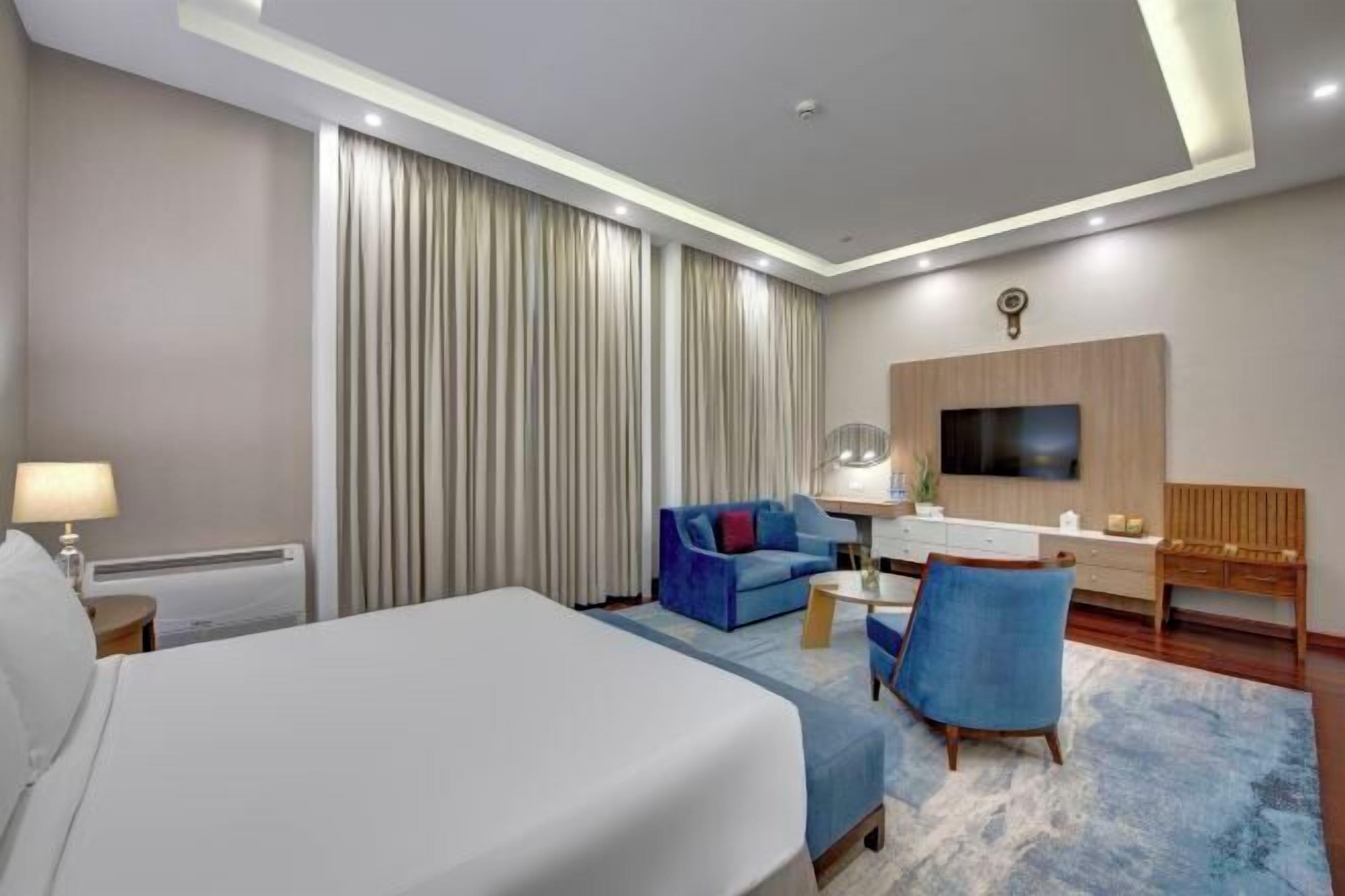 มินิบาร์, ตู้นิรภัยในห้องพัก, โต๊ะทำงาน, พื้นที่ทำงานแบบใช้แล็ปท็อป