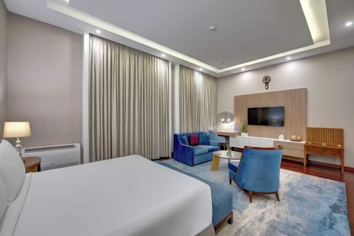 Minibar, Zimmersafe, Schreibtisch, laptopgeeigneter Arbeitsplatz