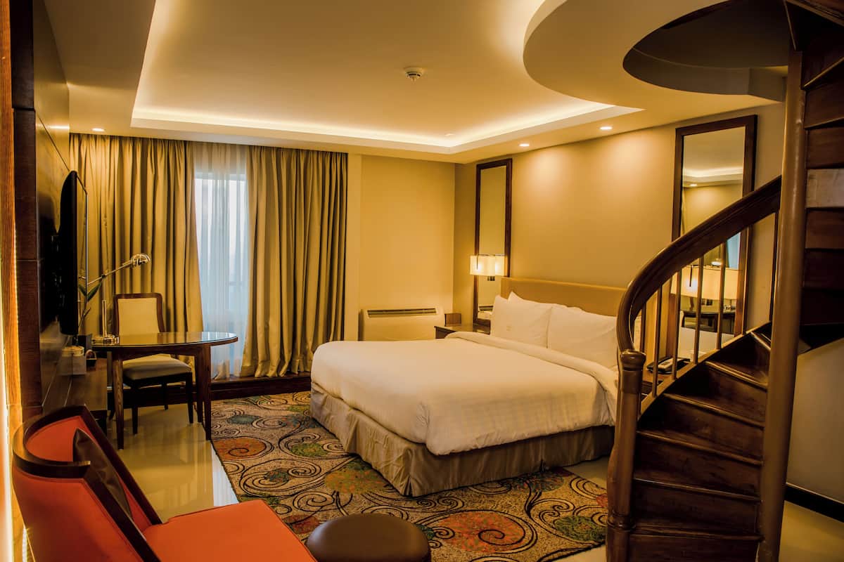 Duplex | Minibar, in-room safe, desk, laptop workspace