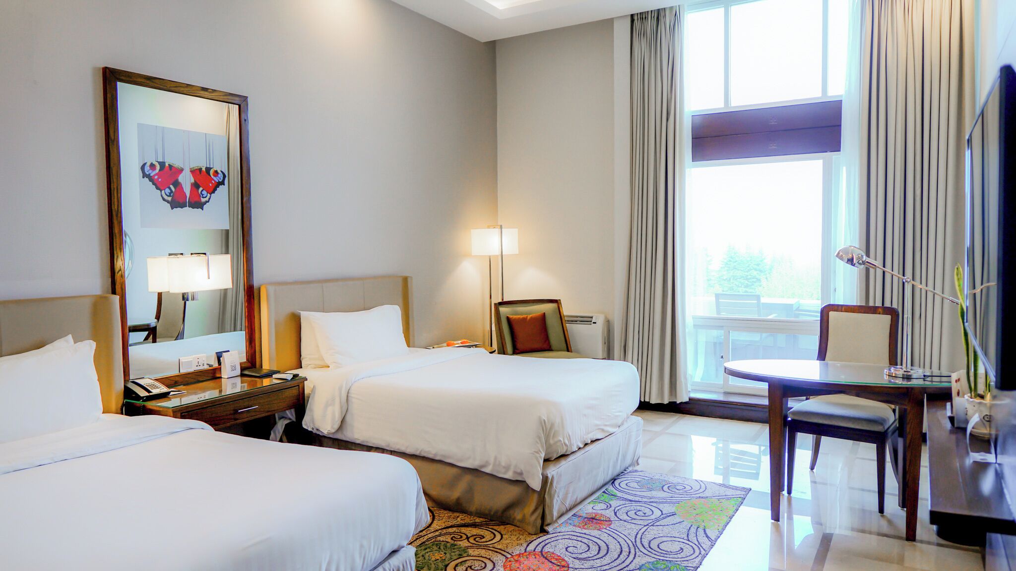 Executive Twin Room, Mountain View | Minibar, in-room safe, desk, laptop workspace