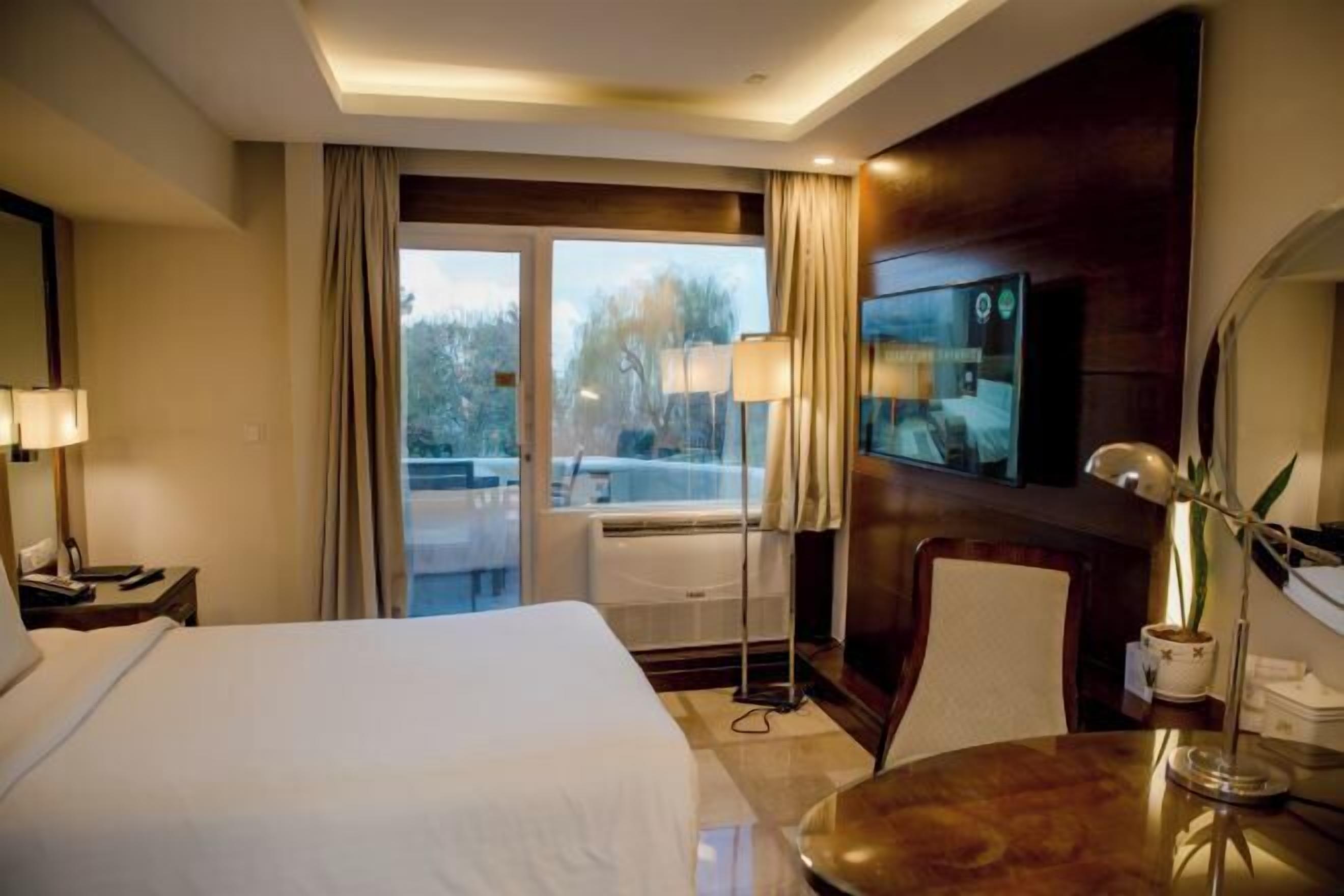 มินิบาร์, ตู้นิรภัยในห้องพัก, โต๊ะทำงาน, พื้นที่ทำงานแบบใช้แล็ปท็อป