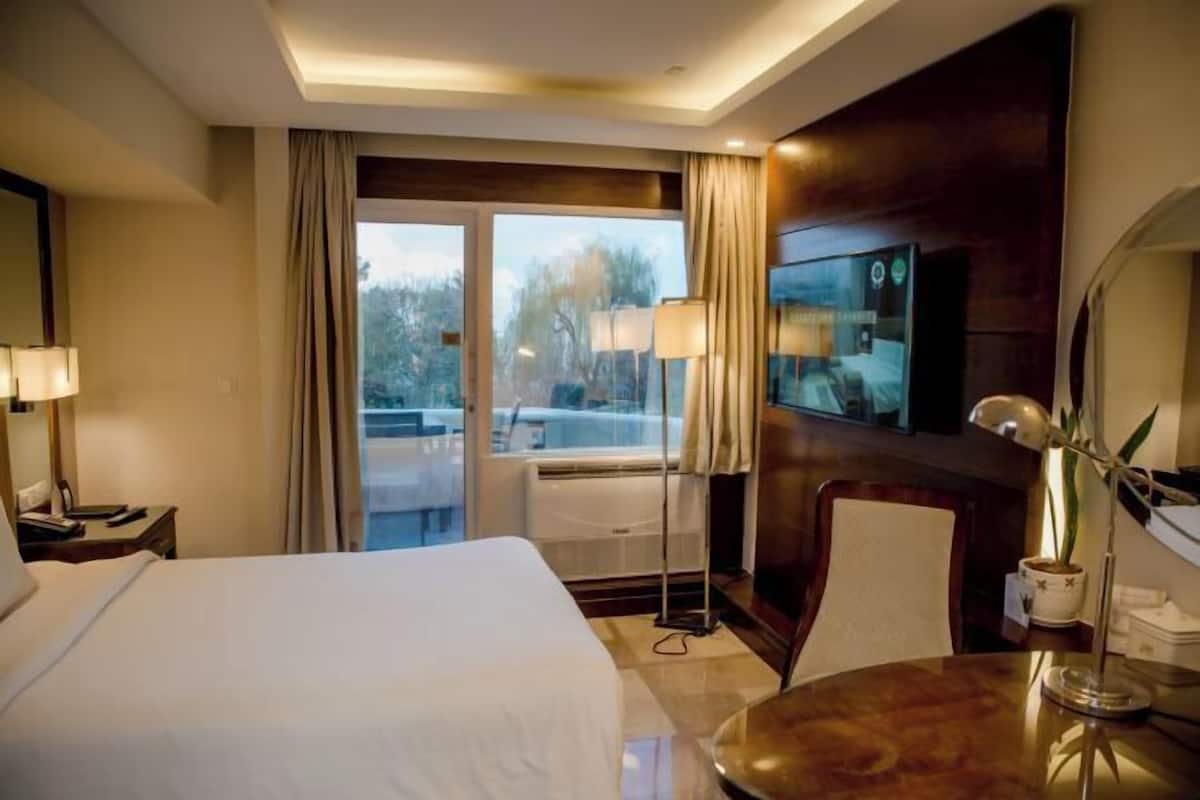 Minibar, Zimmersafe, Schreibtisch, laptopgeeigneter Arbeitsplatz