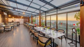 3 restaurants; breakfast, lunch and dinner served