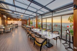 3 restaurantes; se sirven desayunos, almuerzos y cenas
