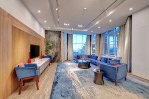 Suite presidencial, 2 habitaciones, cocina básica, vistas a la montaña | Zona de estar | Una televisión de pantalla plana, una mesa de tenis de mesa