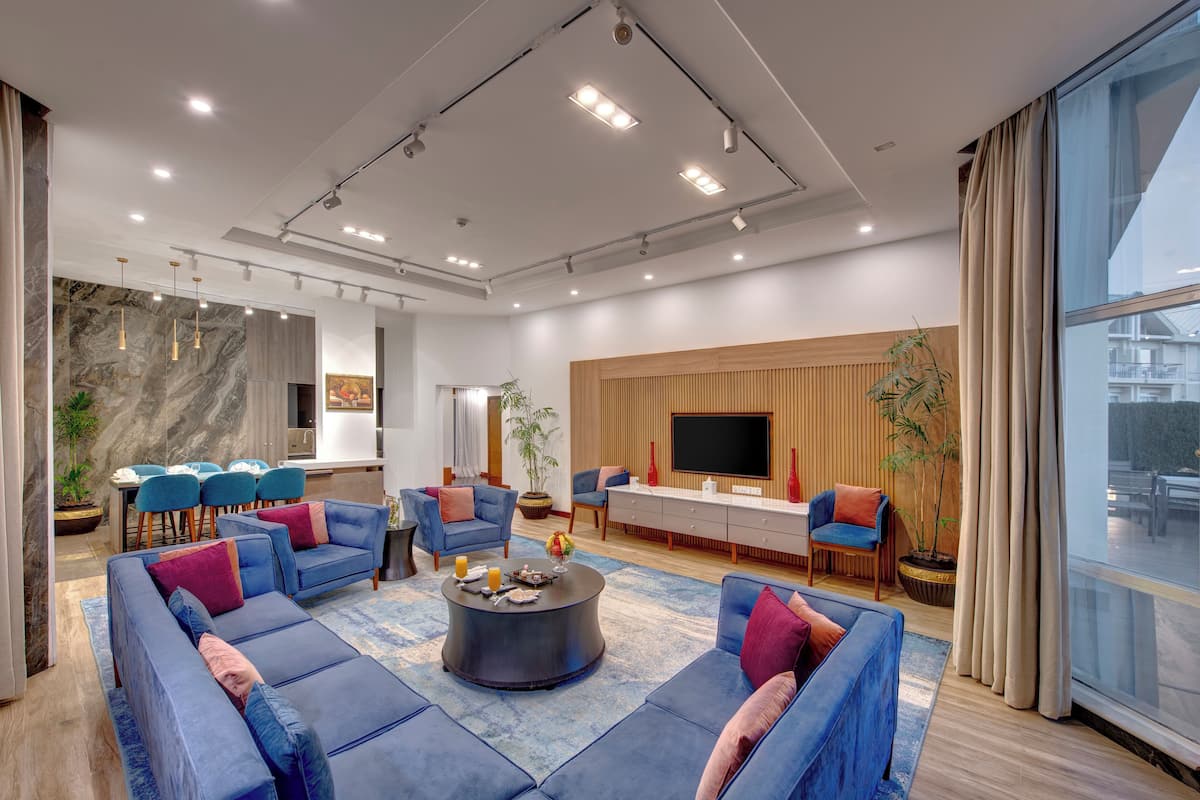 Royal Suite | Minibar, in-room safe, desk, laptop workspace