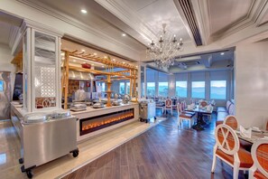 3 restaurantes; se sirven desayunos, almuerzos y cenas