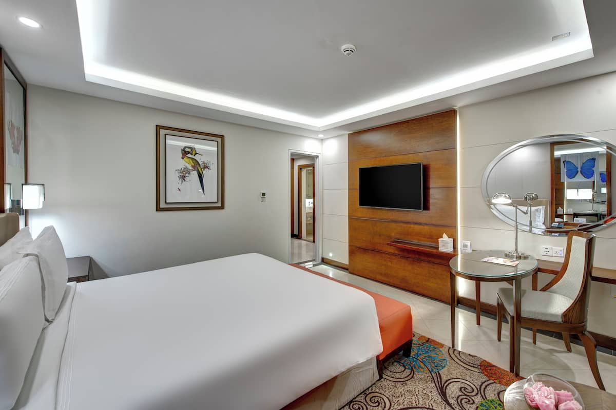 Deluxe Suite, 1 Bedroom, Private Bathroom, Garden View | Minibar, in-room safe, desk, laptop workspace
