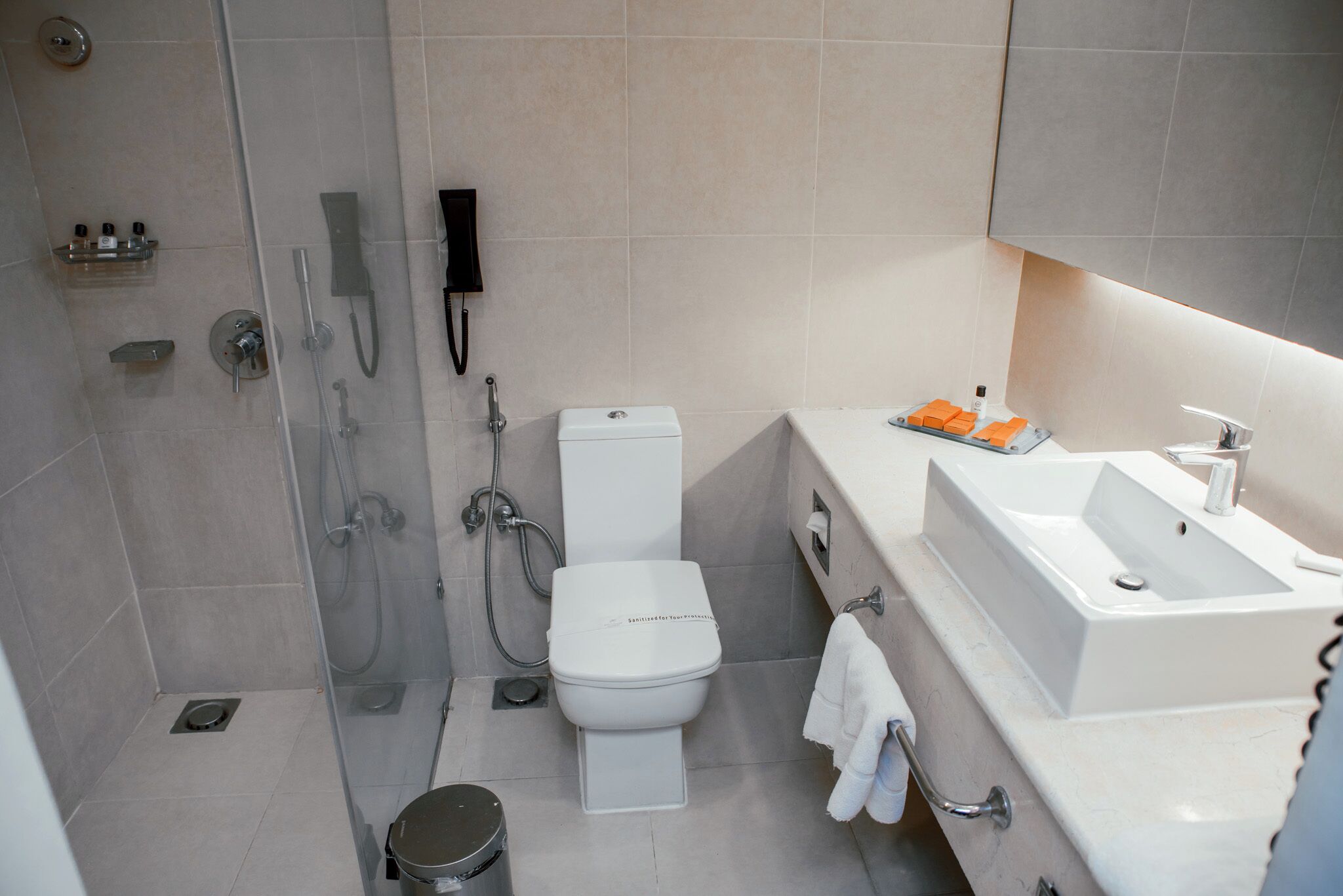 Un baño moderno con inodoro, ducha y lavabo.