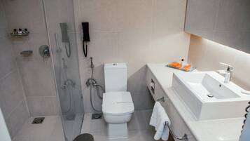 Un baño moderno con inodoro, ducha y lavabo.