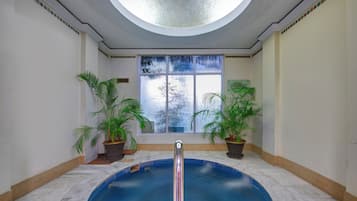 Indoor spa tub