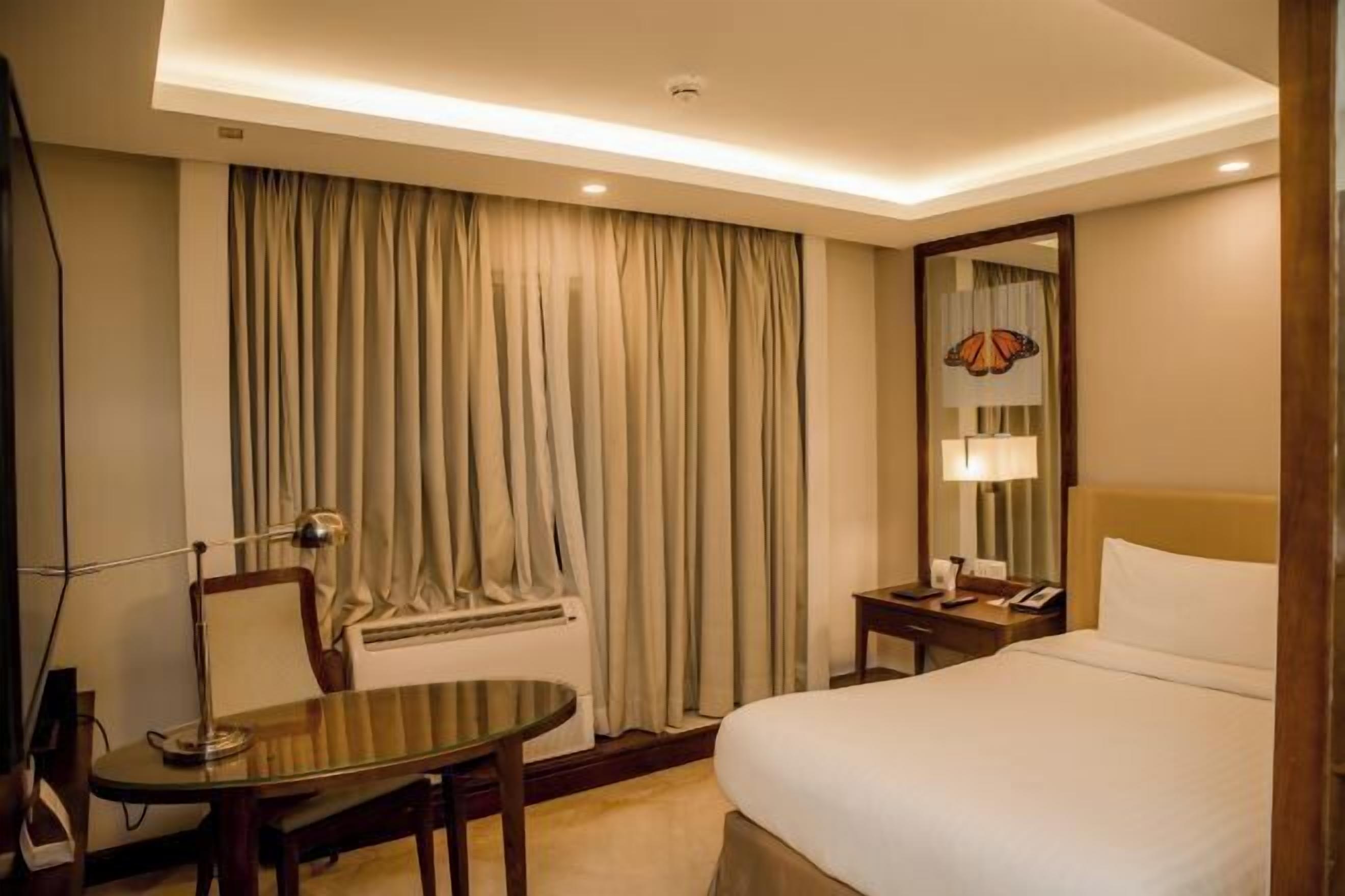 มินิบาร์, ตู้นิรภัยในห้องพัก, โต๊ะทำงาน, พื้นที่ทำงานแบบใช้แล็ปท็อป