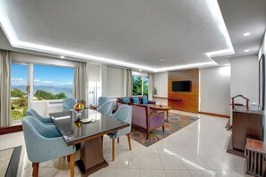 Minibar, caja de seguridad en la habitación y escritorio 