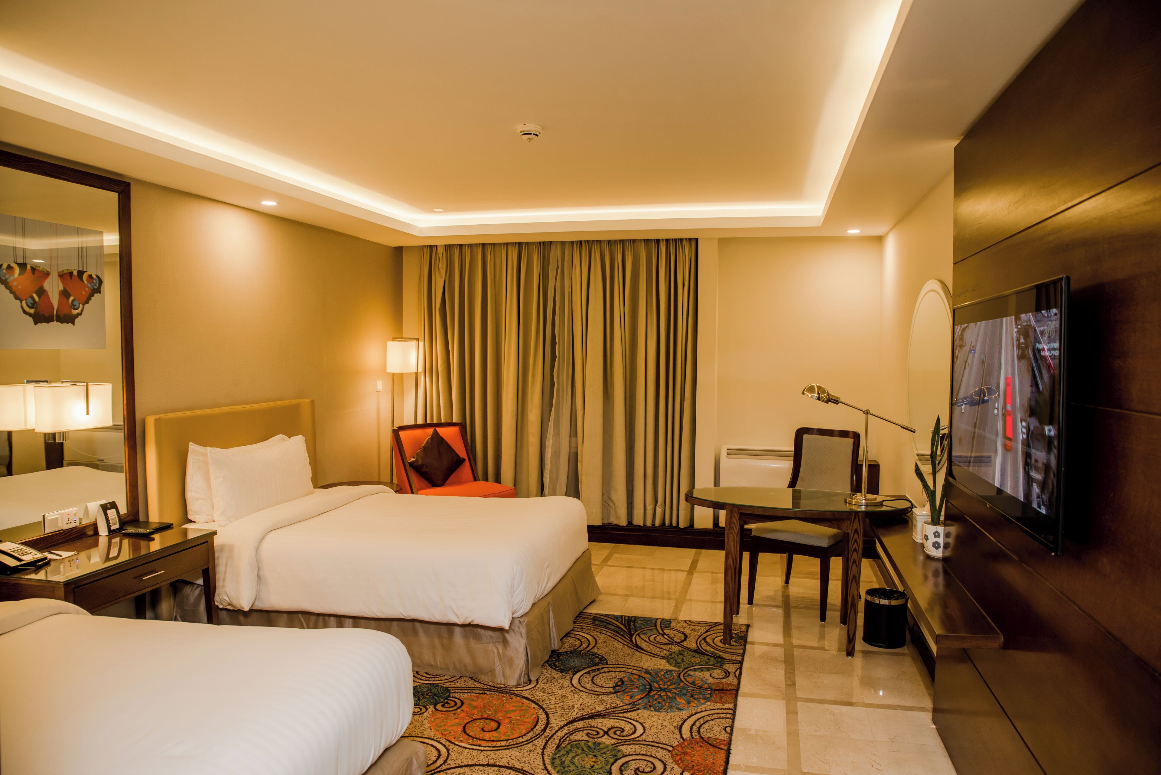 Habitación doble Deluxe | Minibar, caja de seguridad en la habitación y escritorio 