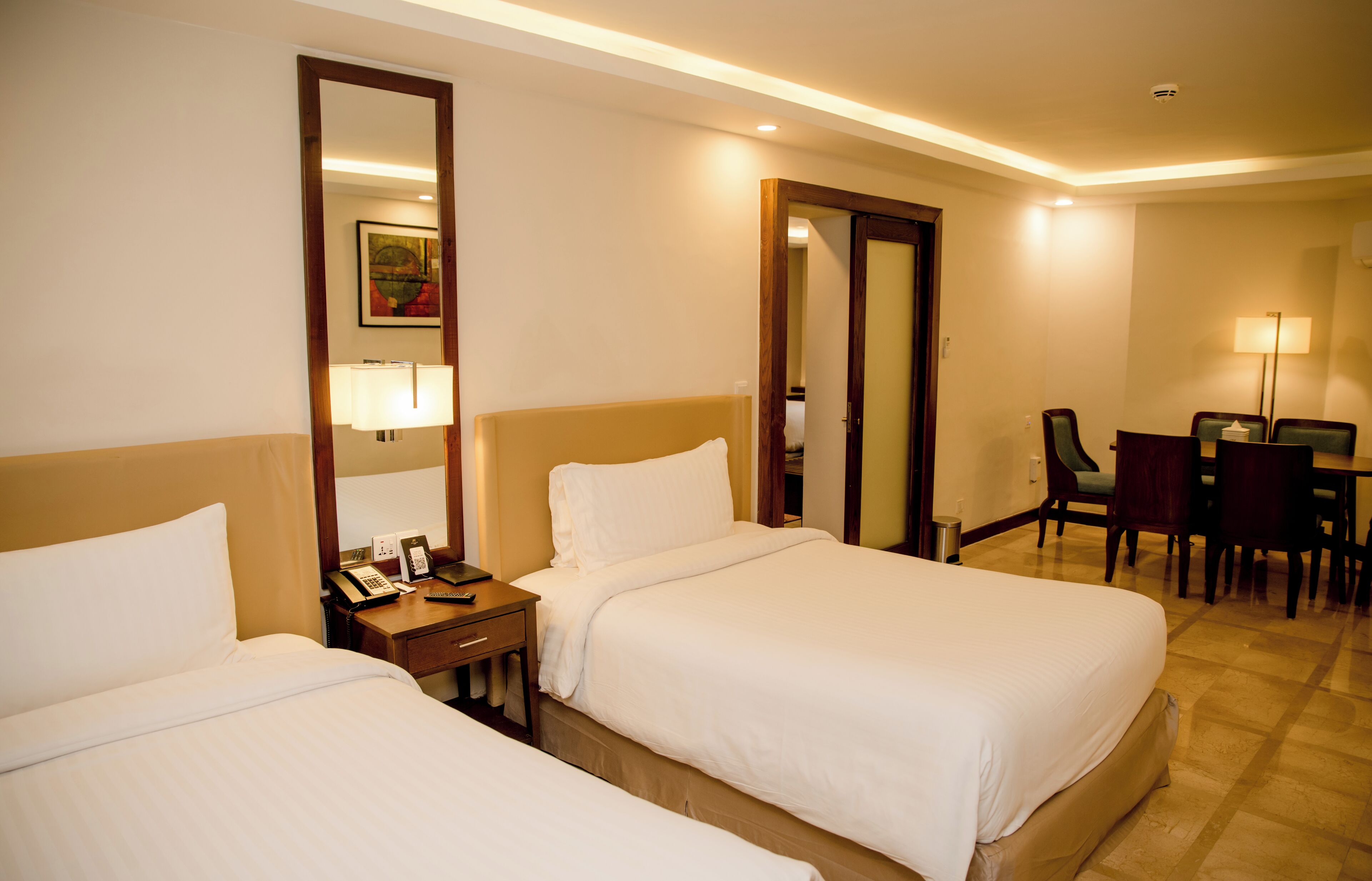 Suite familiar | Minibar, caja de seguridad en la habitación y escritorio 