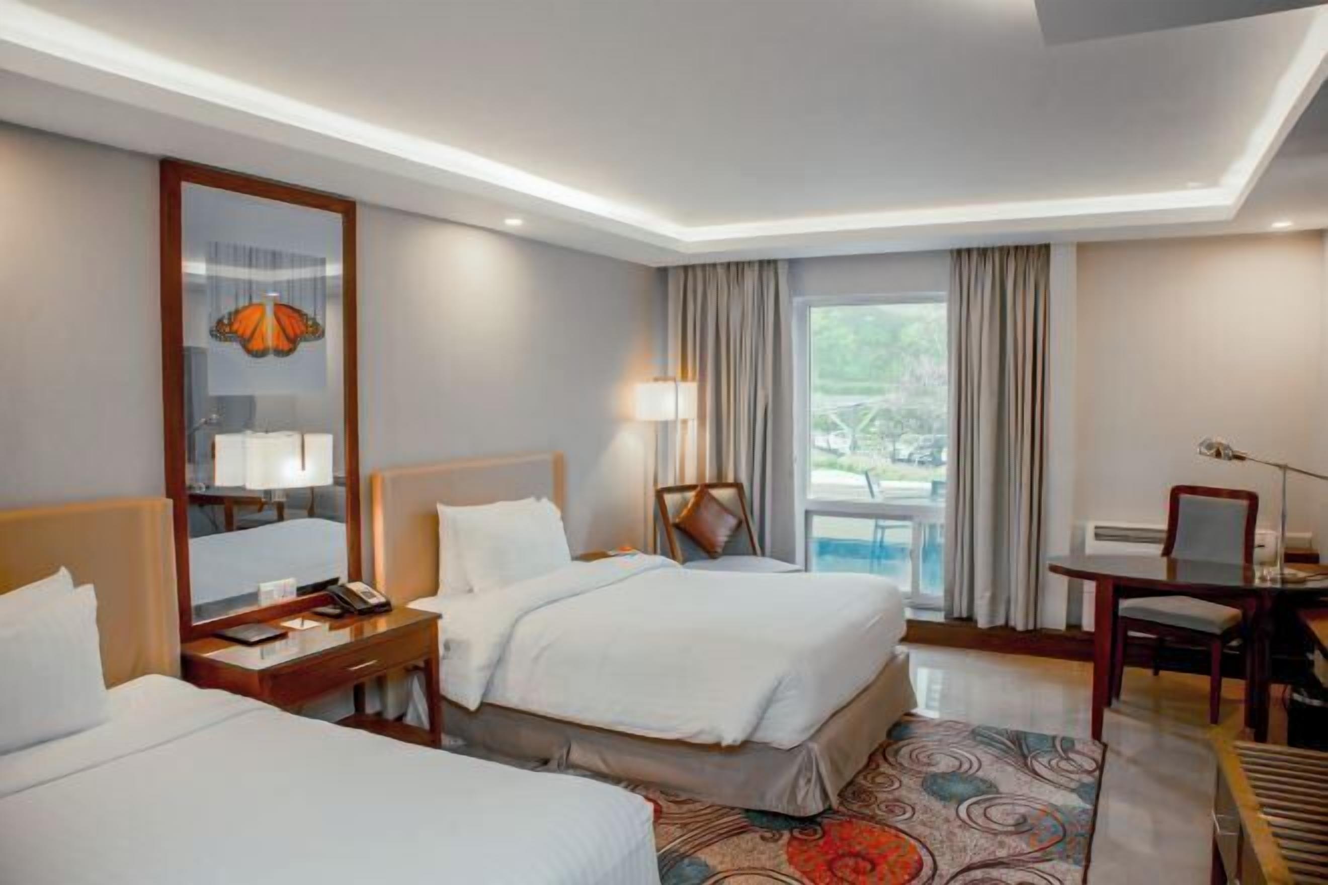 Minibaari, tallelokero huoneessa, työpöytä
