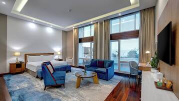 Royal Suite | Minibar, in-room safe, desk, laptop workspace