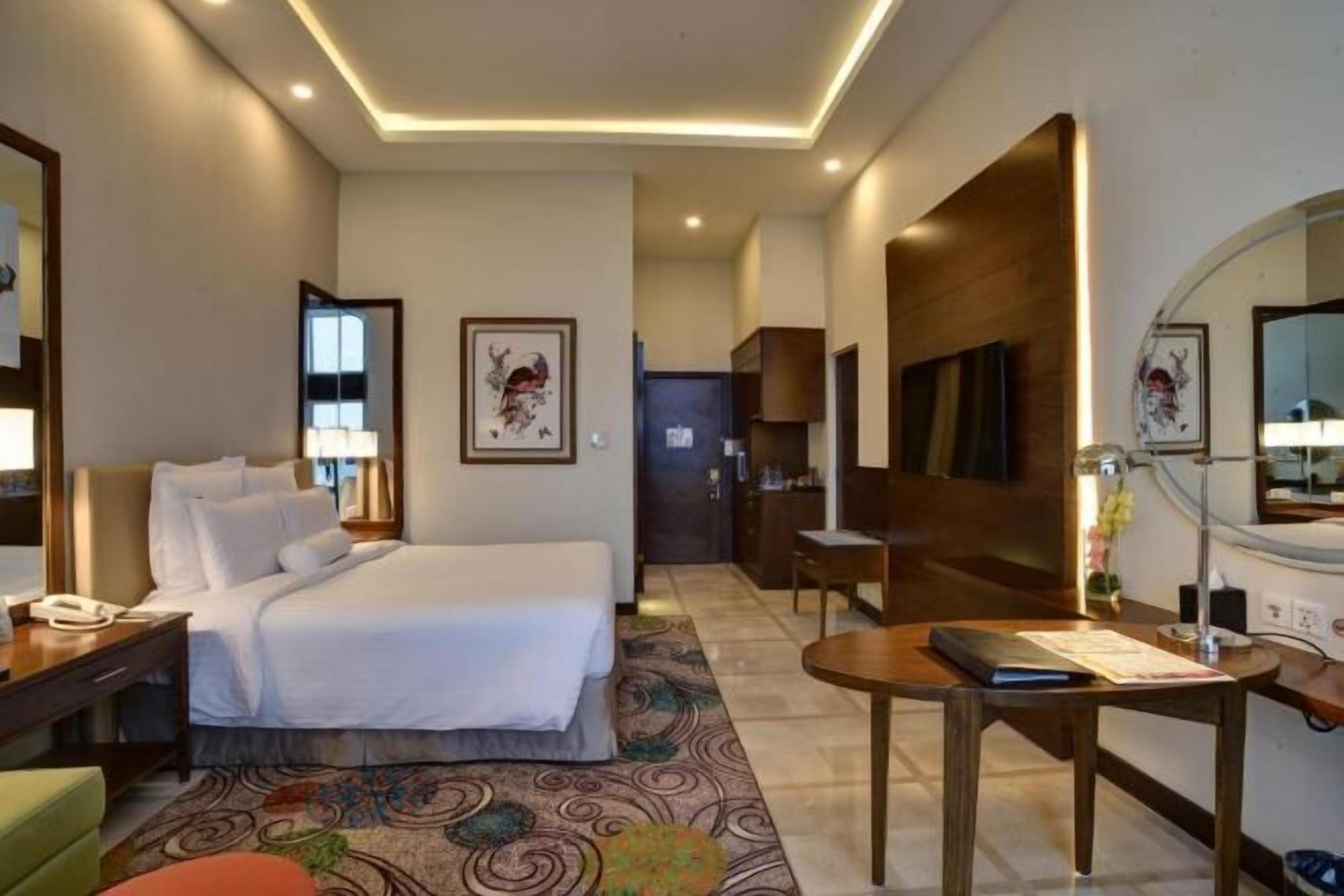 迷你吧、客房内保险箱、办公桌、笔记本电脑工作区