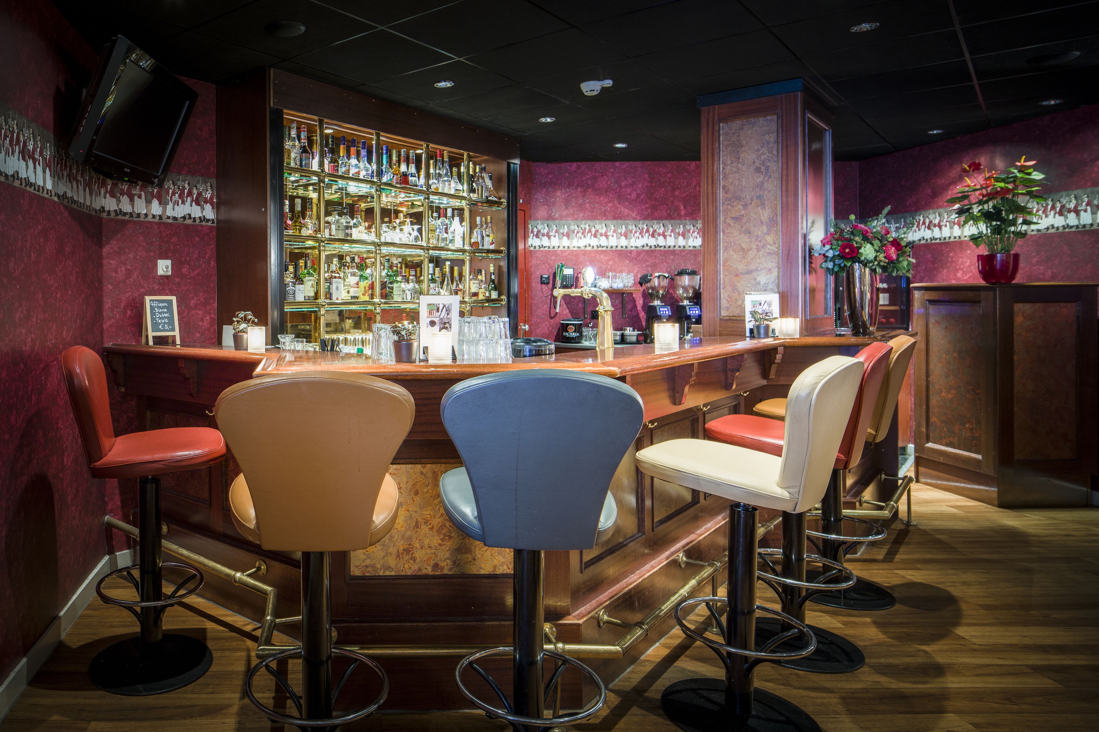 Bar (trong khuôn viên)