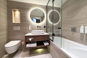 Superior Double Room, 1 King Bed, Bathtub | Bathroom