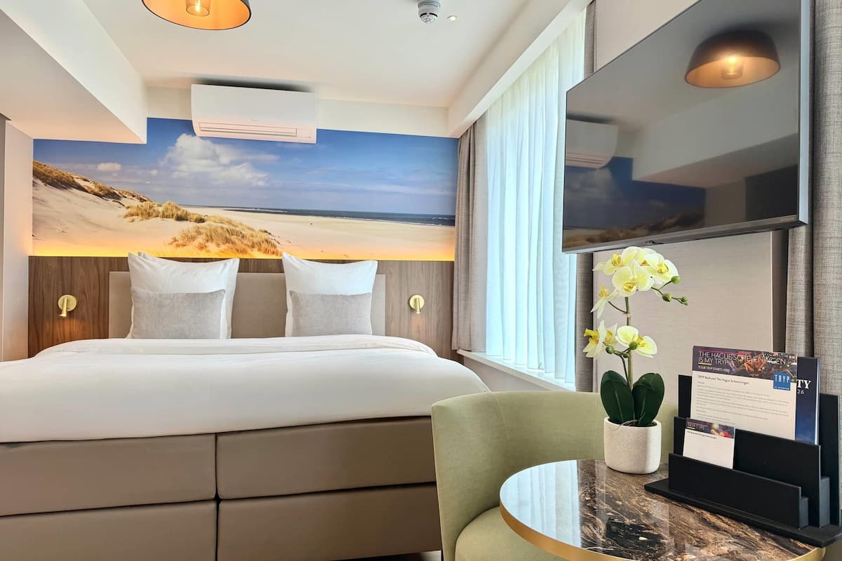 Family Room, Multiple Beds | In-room safe, desk, laptop workspace, WiFi (free)