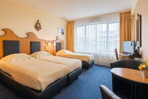 In-room safe, free WiFi, bed sheets - Badhotel Scheveningen (The Hague)