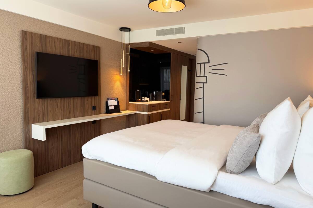 Double Room, 1 King Bed | In-room safe, desk, laptop workspace, WiFi (free)
