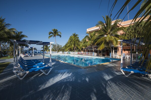 Una piscina al aire libre